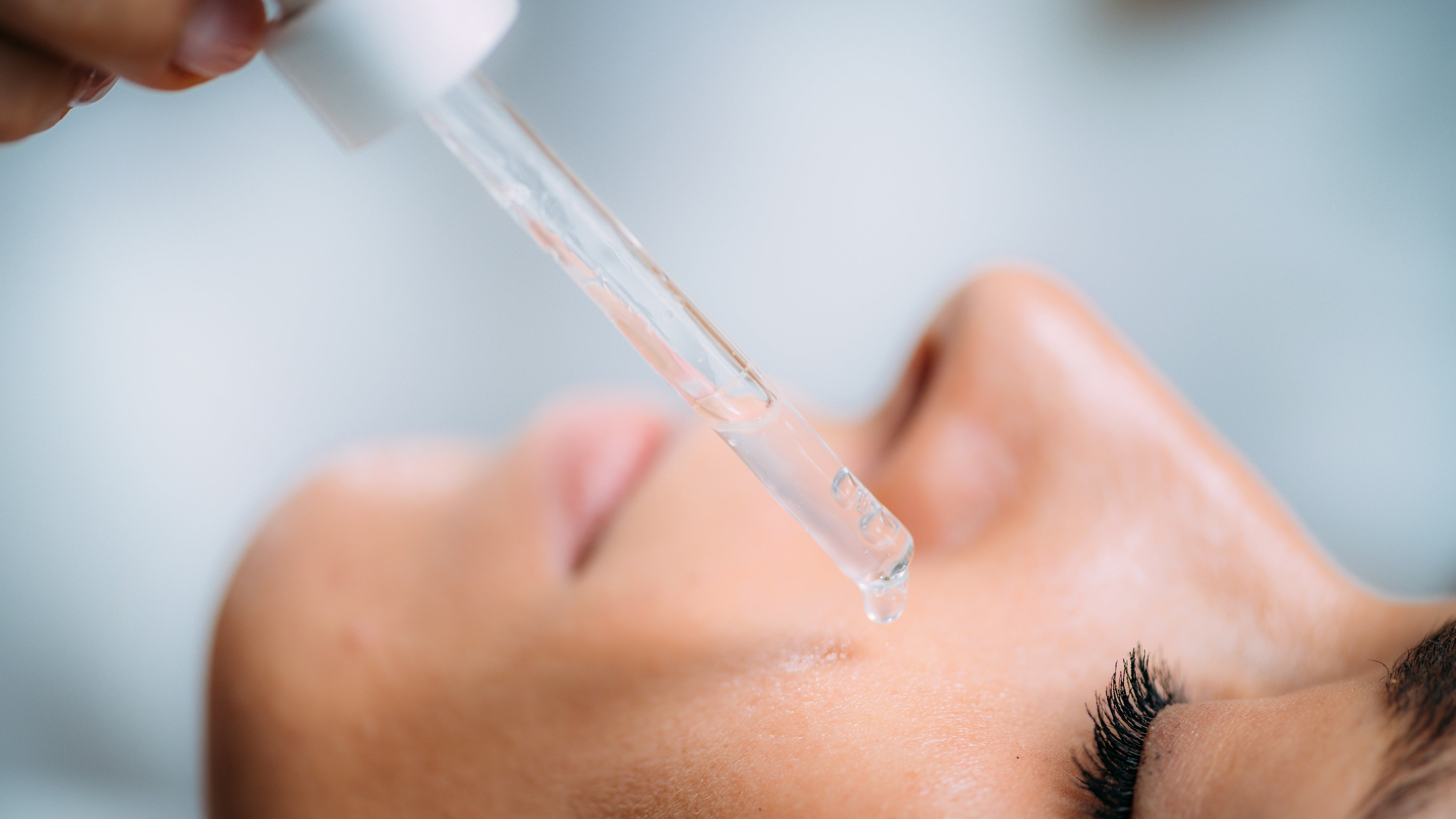 L'Acide Hyaluronique : Ton Meilleur Allié pour une Peau Repulpée !