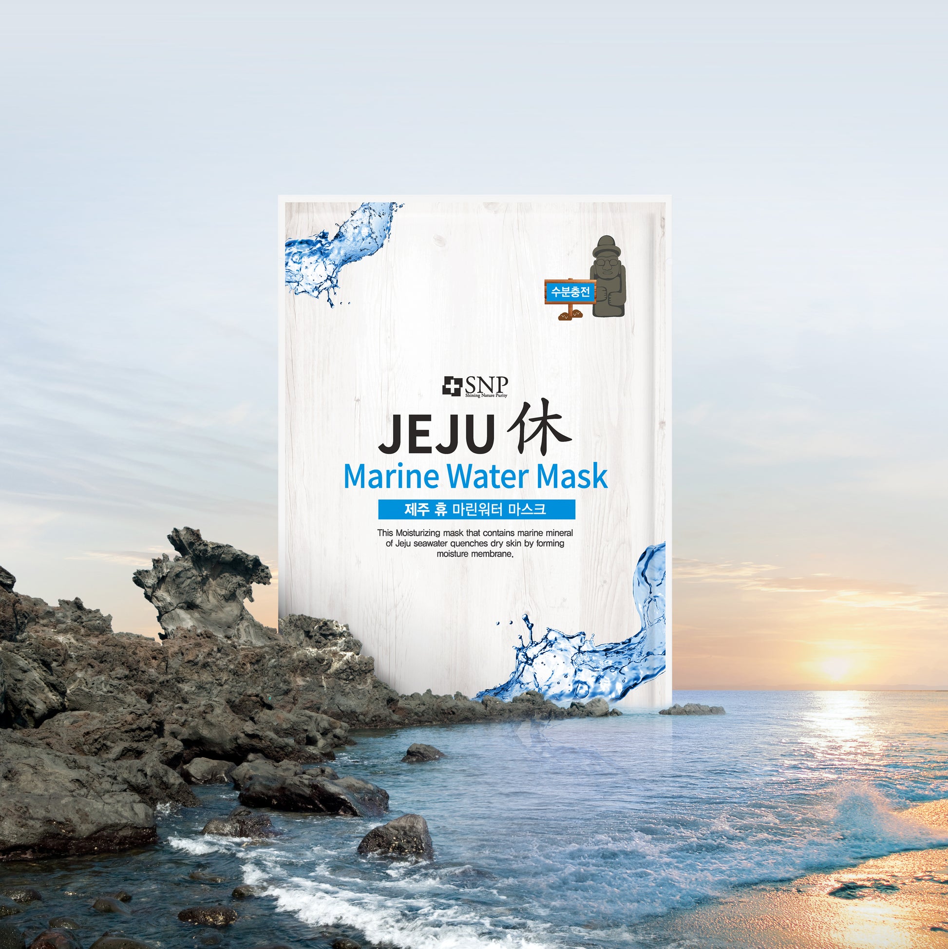 Masque visage à l’eau marine Jeju devant l’océan avec rochers et coucher de soleil