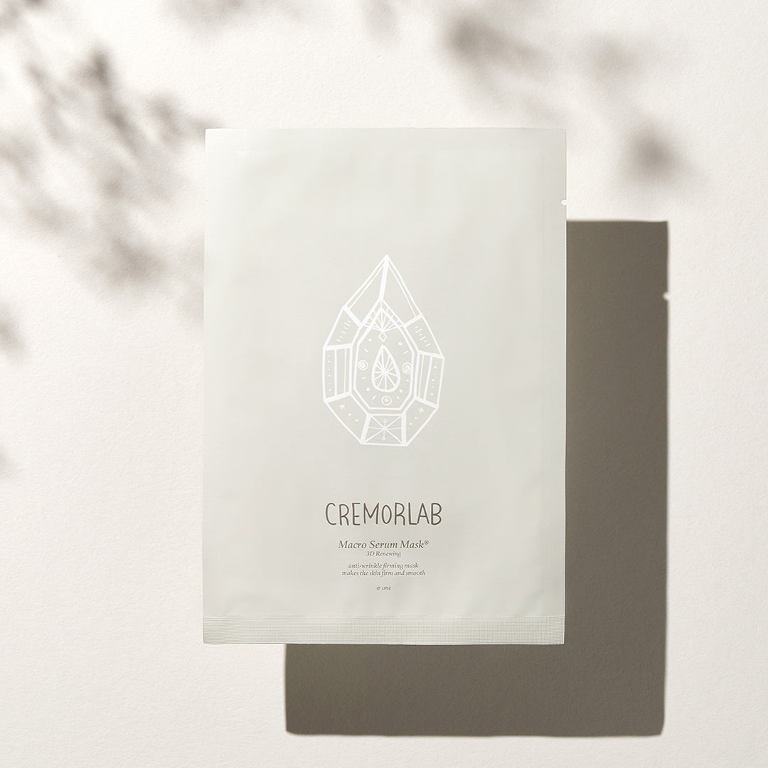 Masque en tissu Cremorlab Macro Serum hydratant pour le visage posé sur fond minimaliste