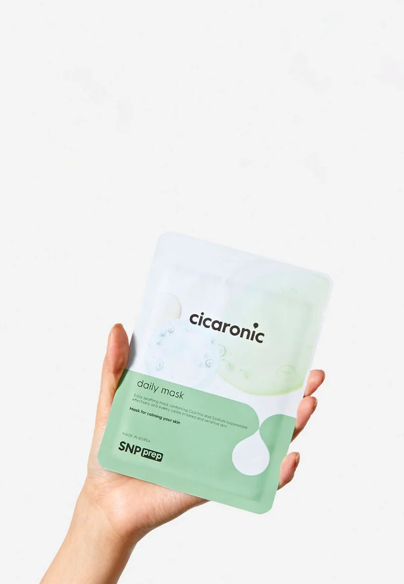 Masque tissu Cicaronic cica hydratant tenu en main pour soin des peaux sensibles