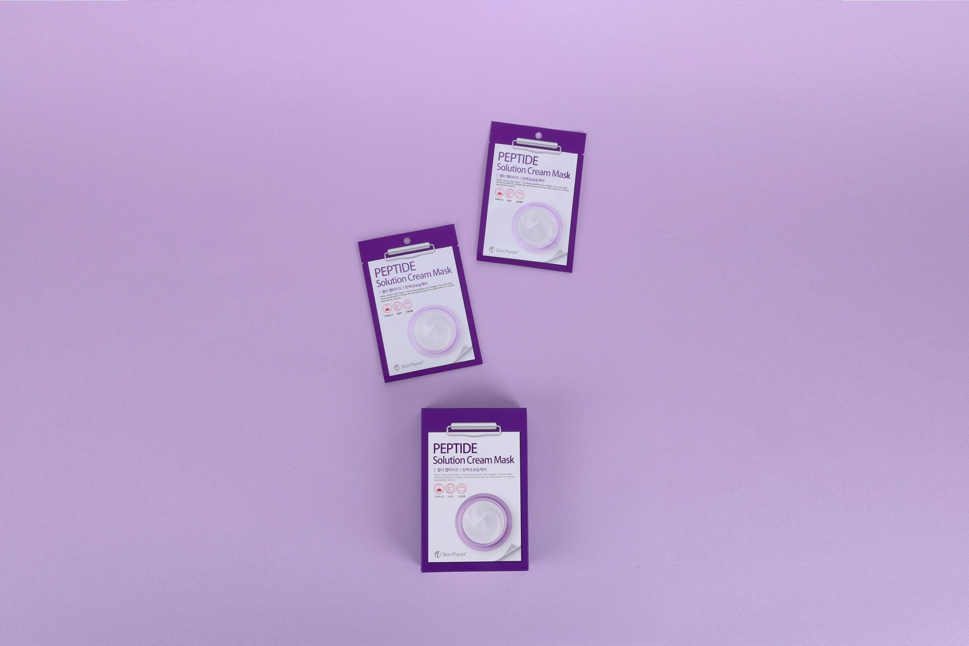 Masques visage aux peptides Skin Planet en plusieurs sachets sur fond violet pour soin anti âge hydratant