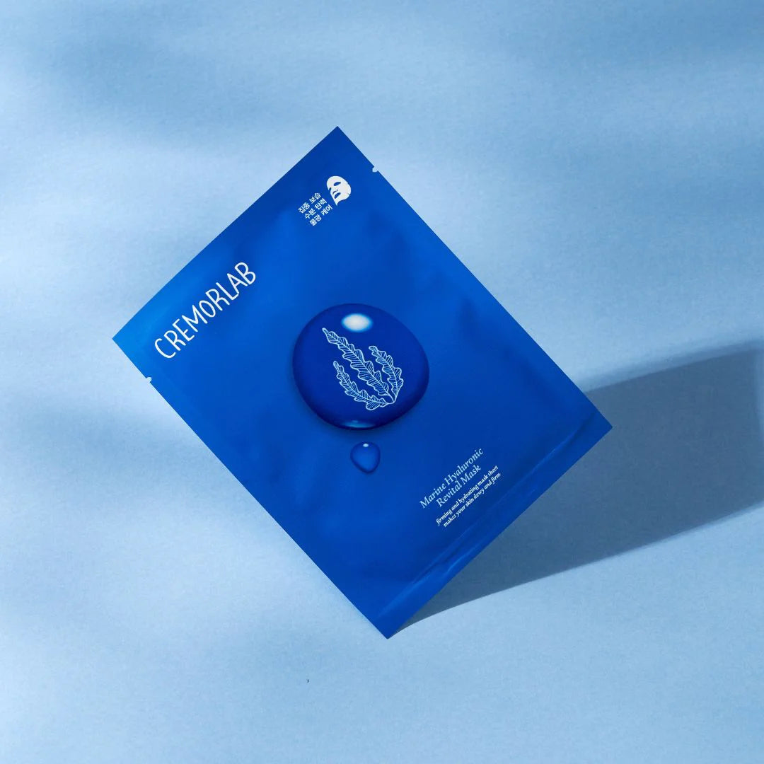 Masque visage Cremorlab Marine Hyaluronic Revital posé sur fond bleu avec effet hydratant
