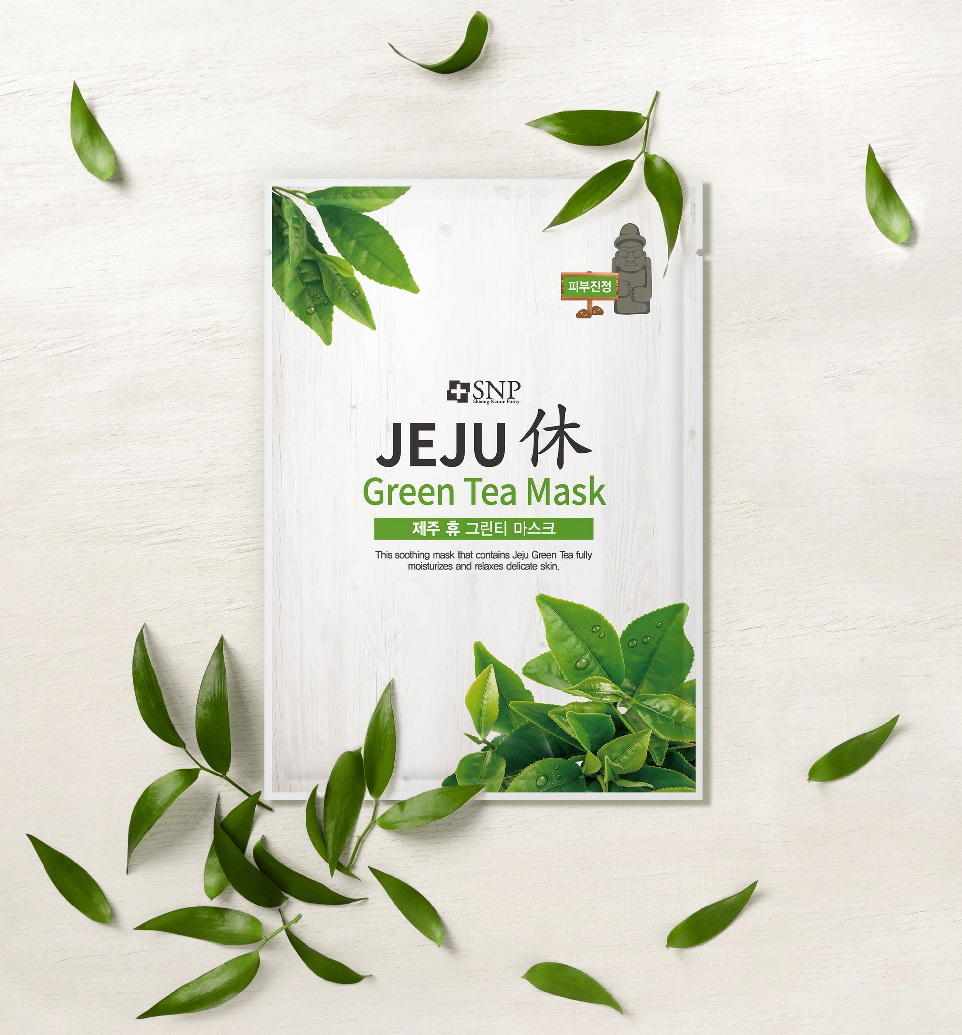 Masque visage Jeju Green Tea entouré de feuilles de thé vert, soin apaisant et hydratant coréen
