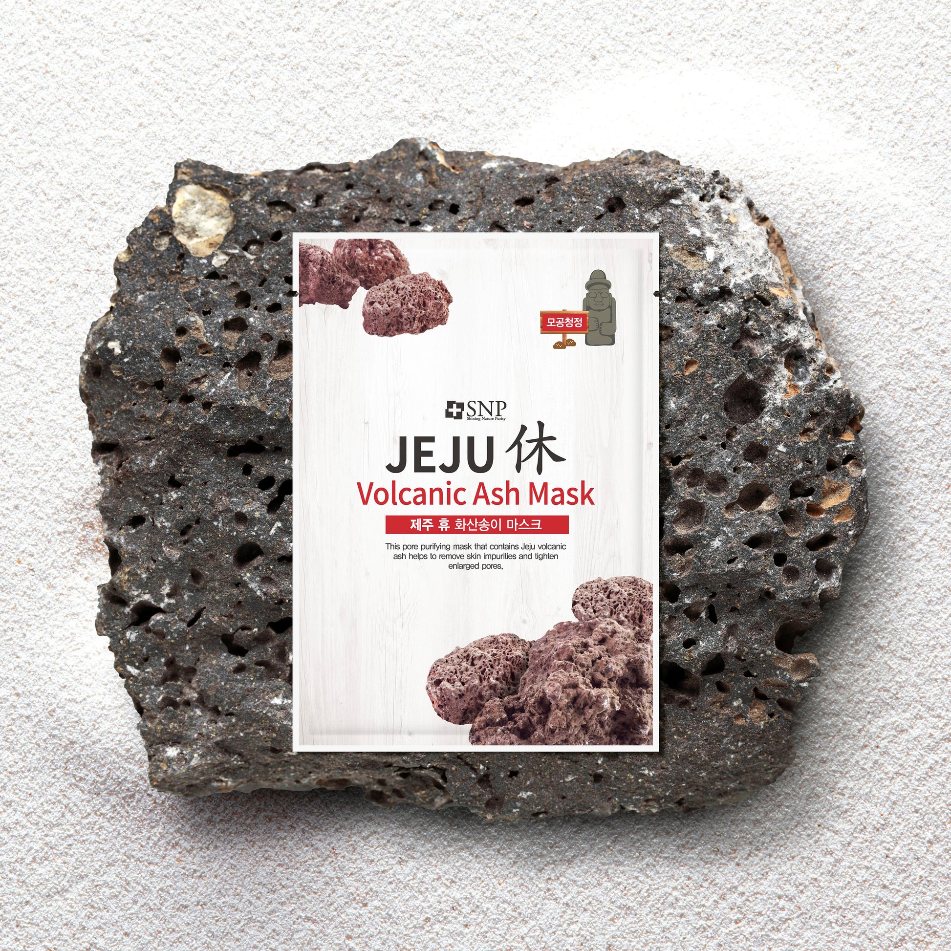 Masque Jeju Volcanic Ash posé sur pierre volcanique, soin purifiant et matifiant