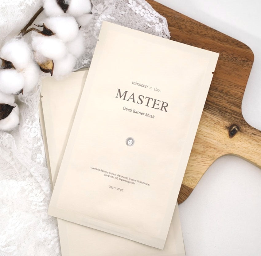 Masque visage Mixsoon Master Deep Barrier Mask hydratant posé sur une planche en bois avec coton