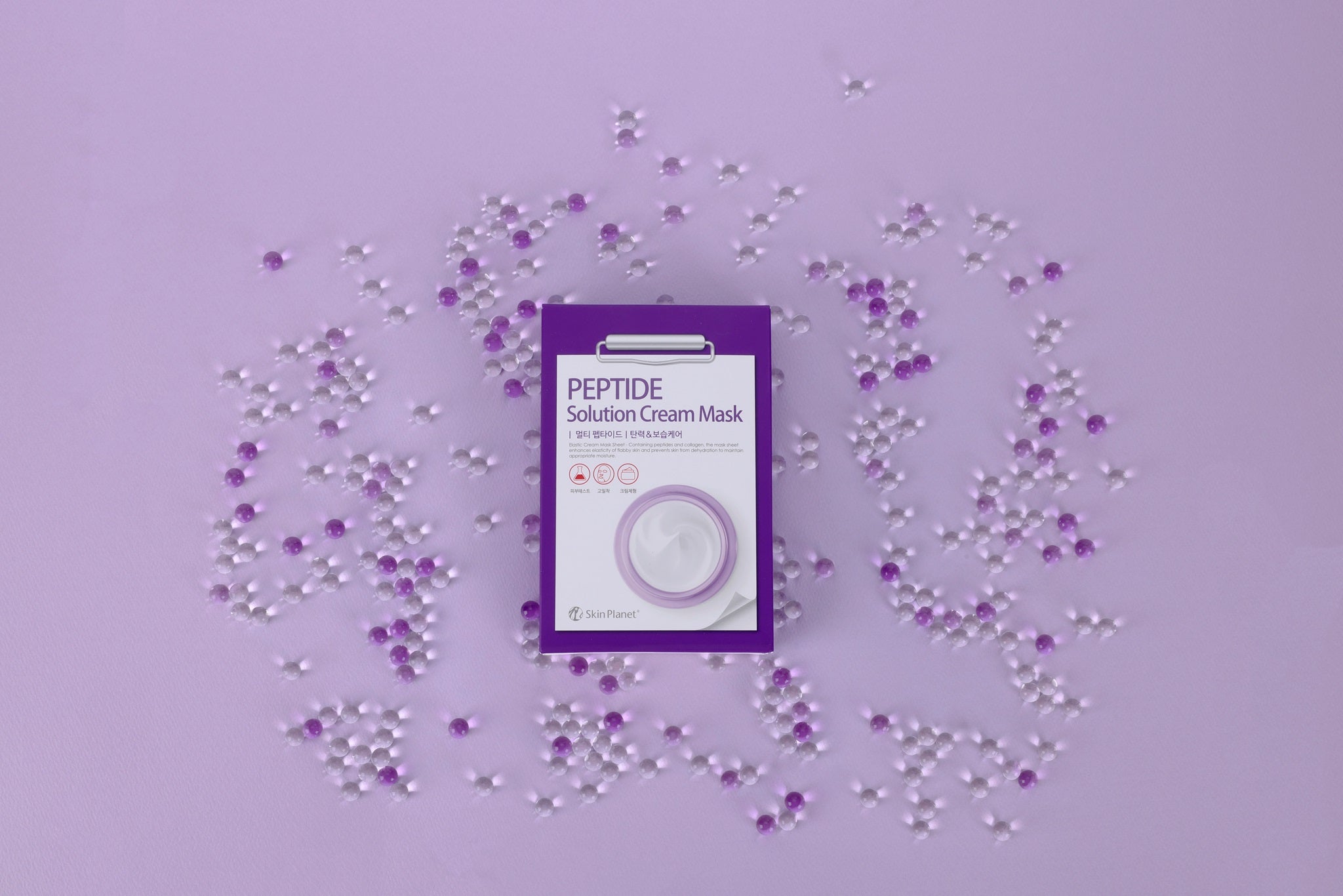 Masque visage Peptide Solution Cream Mask entouré de perles symbolisant les peptides hydratants