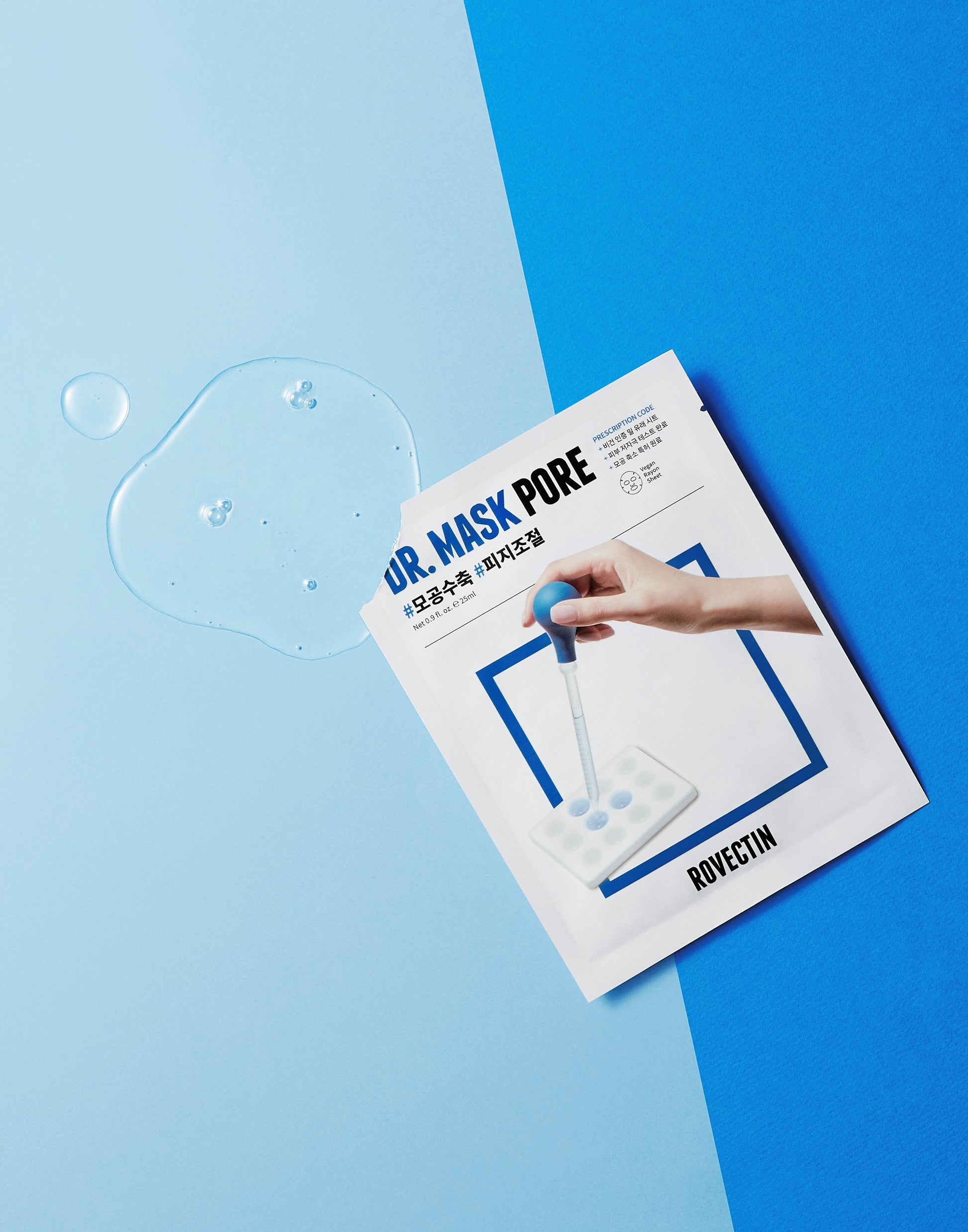 Masque tissu Rovectin Dr Mask Pore sur fond bleu avec gouttes d’eau pour hydrater et resserrer les pores skincare coreenne