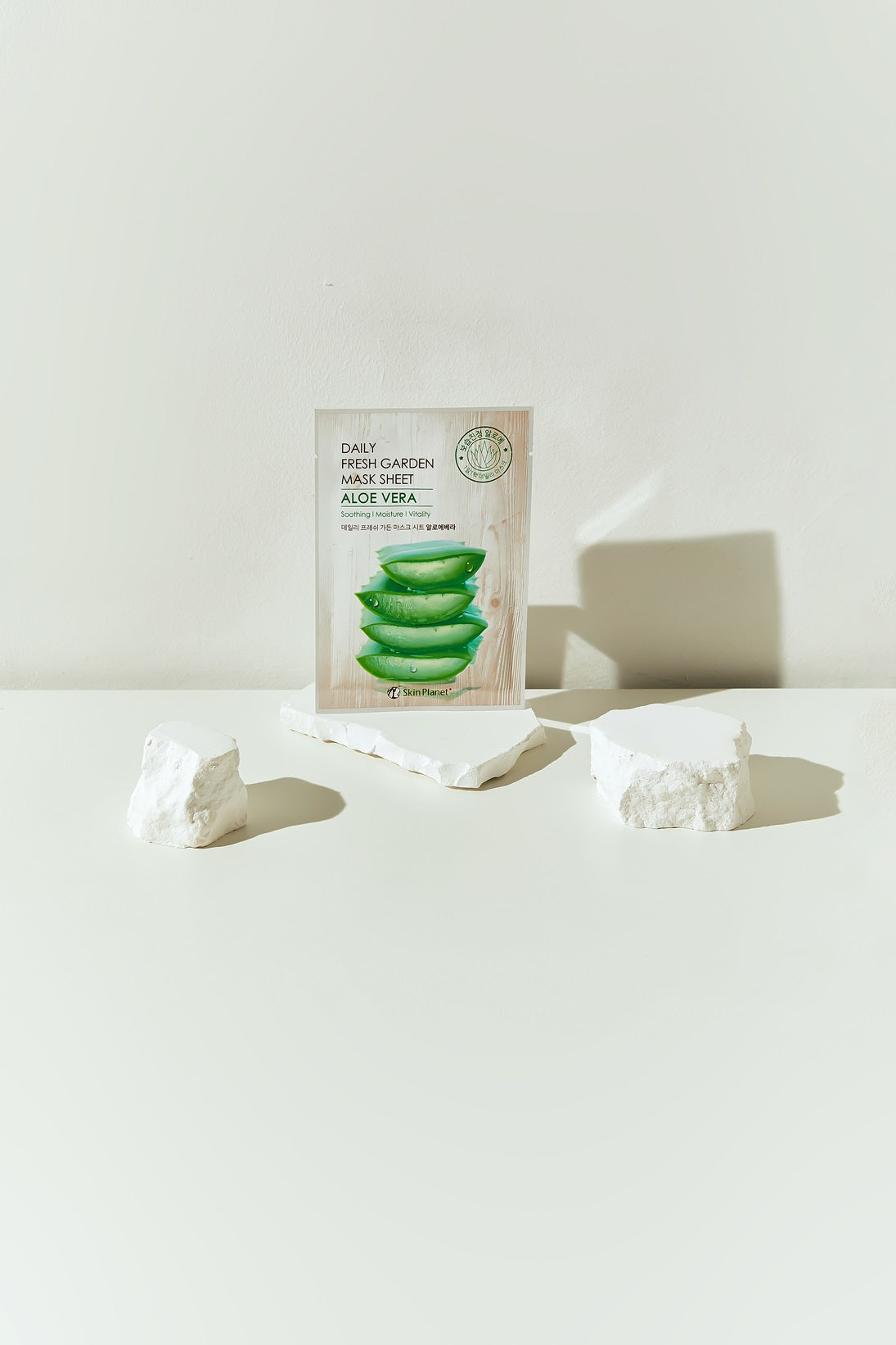 Masque aloe vera Skin Planet posé sur socle avec décor minimaliste