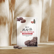 Masque tissu SNP Jeju Volcanic Ash purifiant dans une ambiance spa relaxante, idéal pour purifier la peau et resserrer les pores